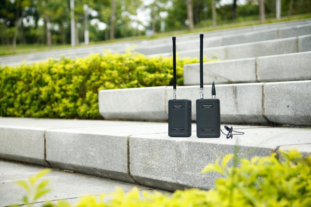 Saramonic Saramonic SR-WM4C Wireless 4-Channel VHF Lavalier Omnidirectional Microphone System Kit with Cleaning Cloth & 4 AA Batteries