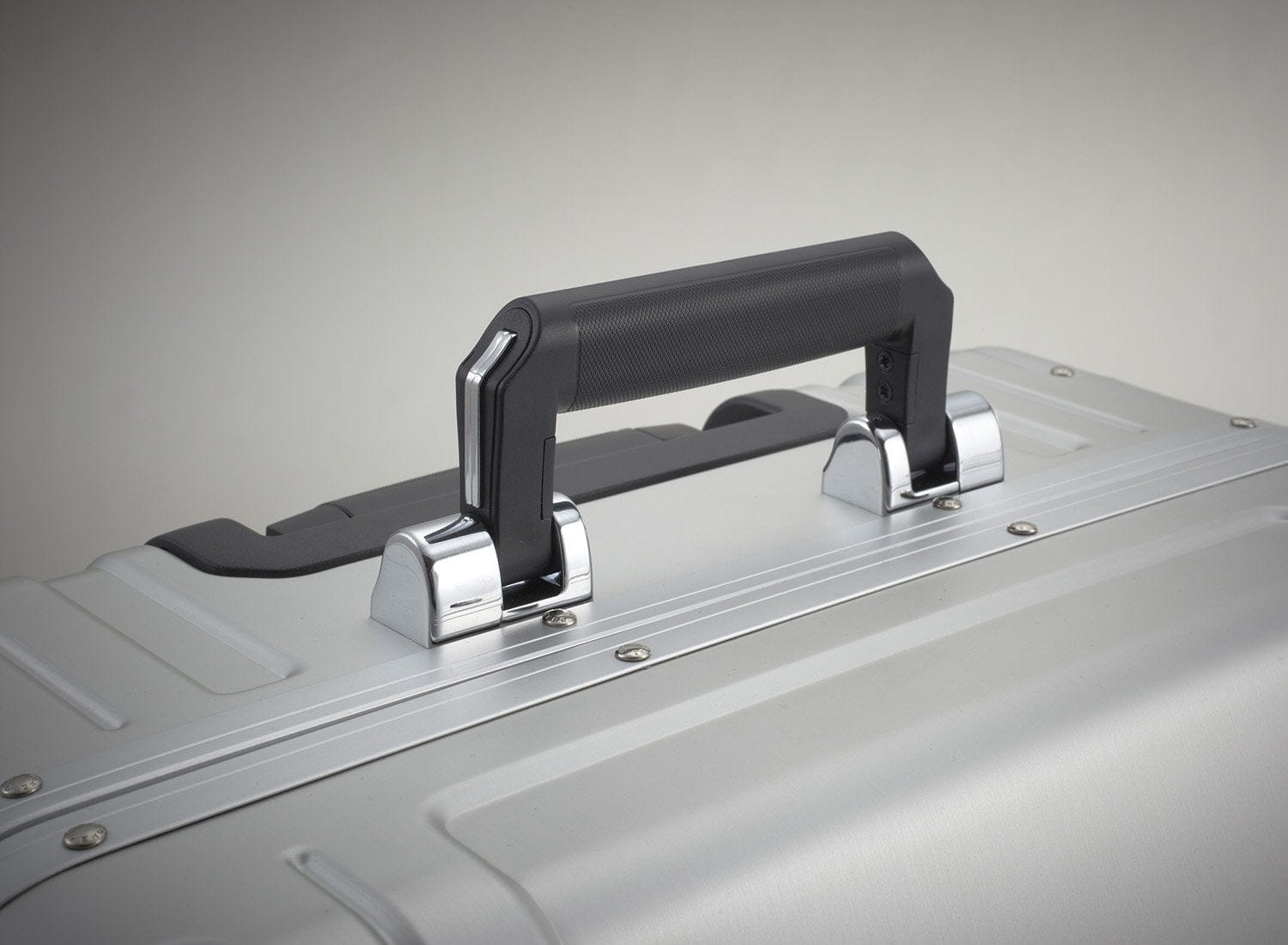 Zero Halliburton Black Zero Halliburton Geo Aluminum 24 Inch 4 Wheel Spinner Travel Case